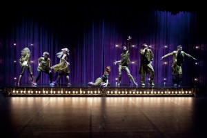 Sonya Lindfors: Chorus Line 2013. Sofia Hilli, Kaisa Torkkel, Heidi Naakka, Inka Tiitinen, Unto Nuora, Harri Kuorelahti,  Ville Sormunen Kuva © Marko Mäkinen